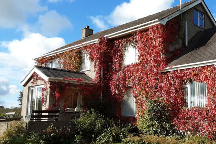 Drws-y-Coed Farmhouse - Image 1 - UK Tourism Online