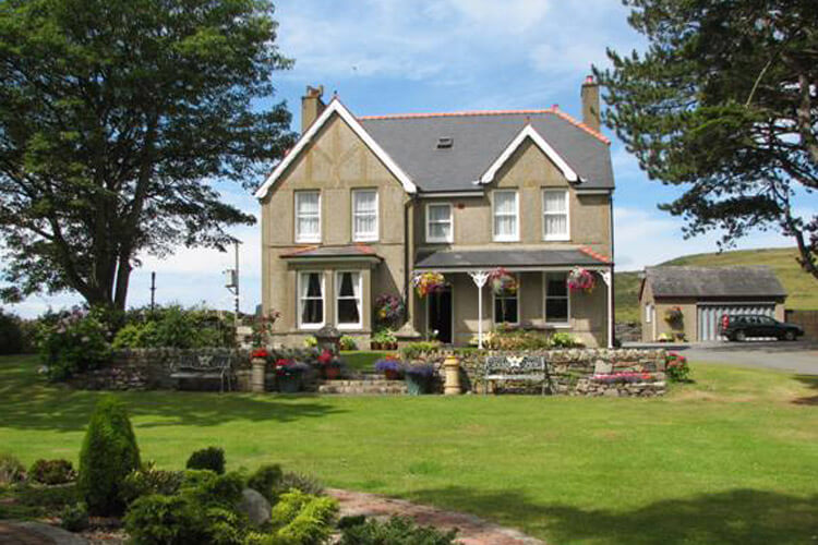 Gwrach Ynys Country Guest House - Image 1 - UK Tourism Online