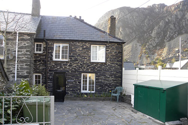 Llwyn Celyn Cottages - Image 1 - UK Tourism Online