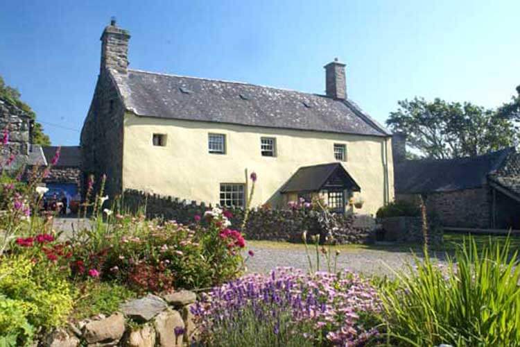 Llwyndu Farmhouse Hotel - Image 1 - UK Tourism Online