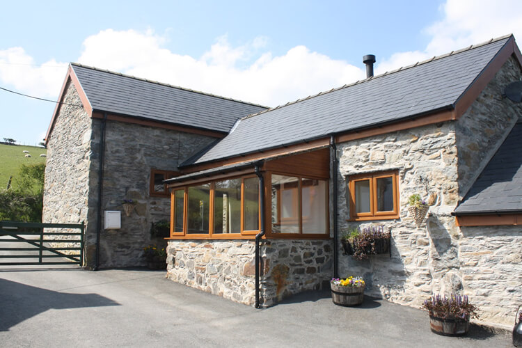 Pendre Uchaf Holiday Cottage - Image 1 - UK Tourism Online