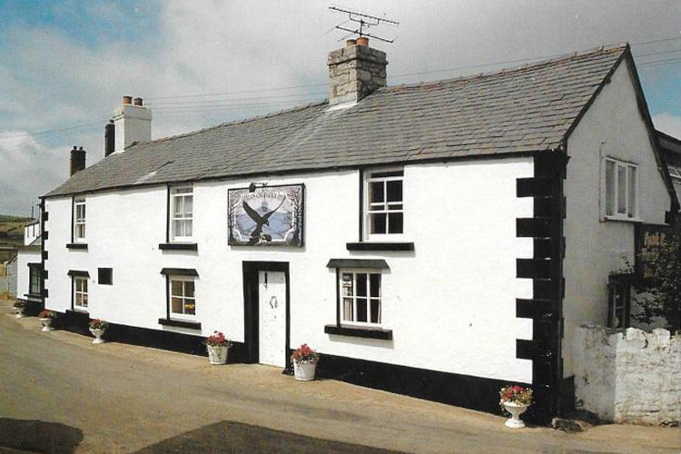 The Hawk And Buckle Inn - Image 1 - UK Tourism Online