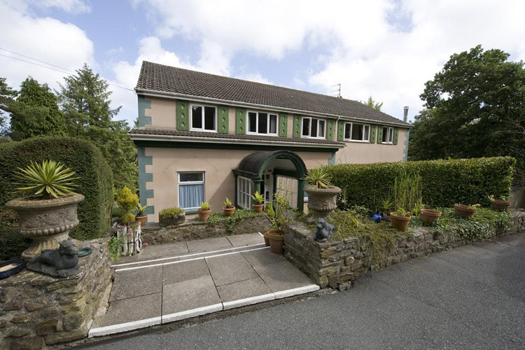 Cwmwennol Country House - Image 1 - UK Tourism Online