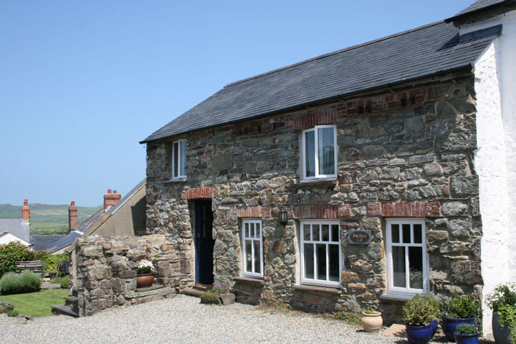 Ty Gwilym Holiday Cottages - Image 1 - UK Tourism Online