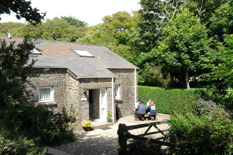 Ty'r Pwmp Holiday Cottage - Image 1 - UK Tourism Online