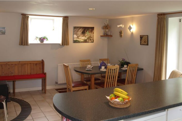 Ty'r Pwmp Holiday Cottage - Image 2 - UK Tourism Online