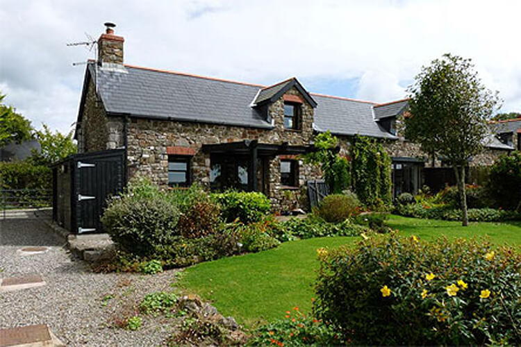 Waters Edge Holiday Cottage - Image 1 - UK Tourism Online