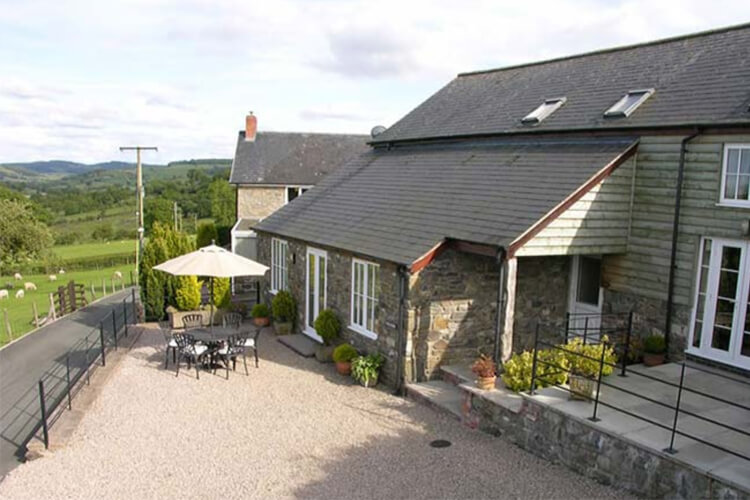 Llanoddian Isaf Cottages - Image 1 - UK Tourism Online