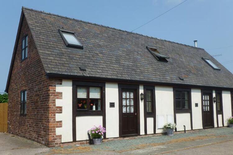 Newbridge Farm Cottages - Image 1 - UK Tourism Online