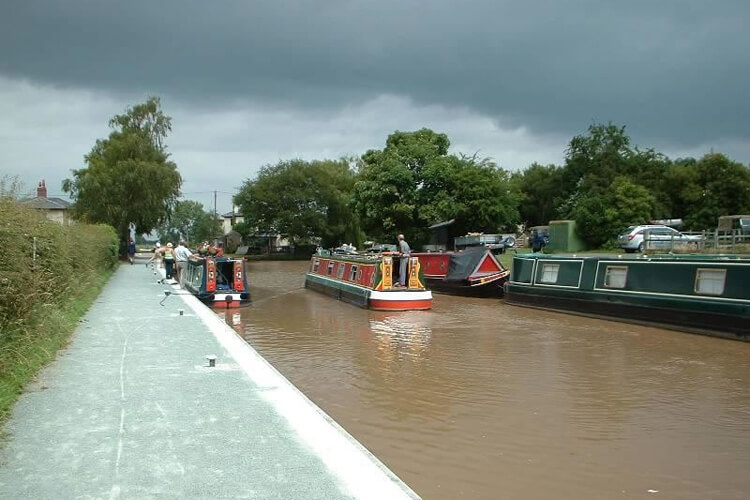 Canal Side Caravan Site - Image 4 - UK Tourism Online