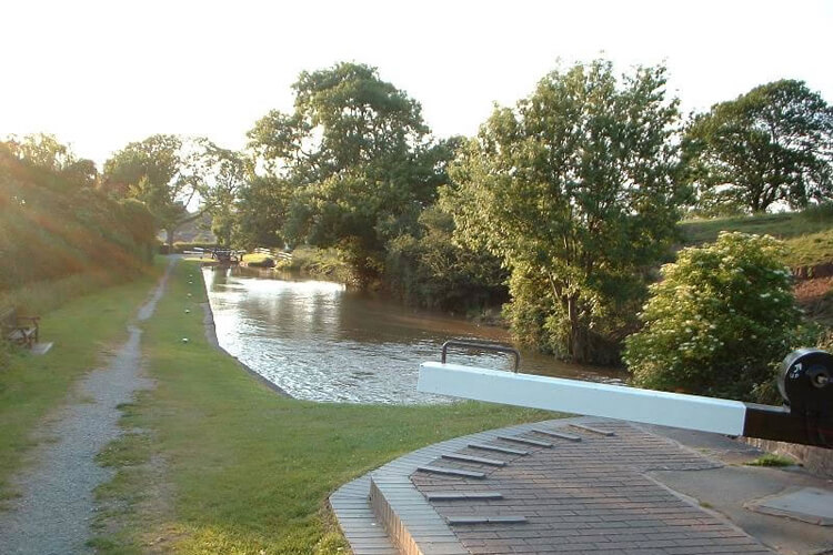 Canal Side Caravan Site - Image 5 - UK Tourism Online