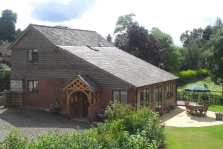 Meadow Barn - Image 1 - UK Tourism Online