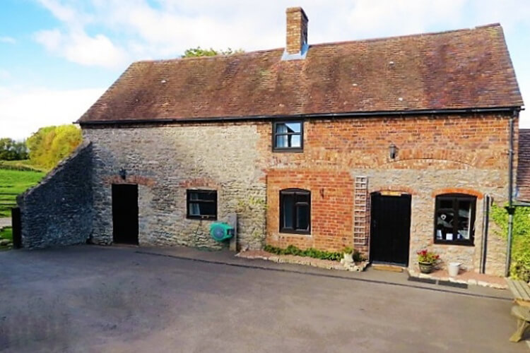 Stokes Barn Group Accommodation - Image 1 - UK Tourism Online