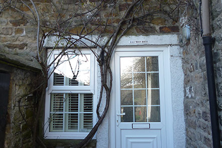 Half Moon House Holiday Cottage - Image 1 - UK Tourism Online