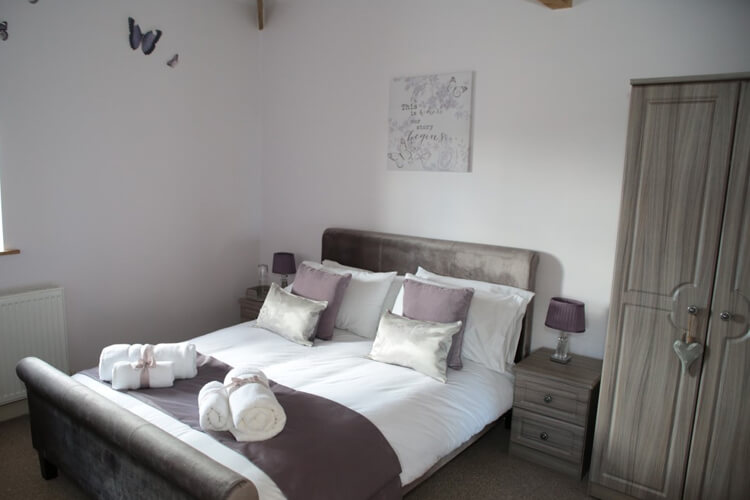 Horseshoe Barns Holiday Cottages - Image 1 - UK Tourism Online