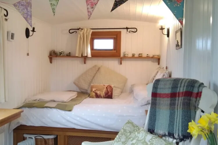 Shepherds Hut Bilsdale - Image 2 - UK Tourism Online