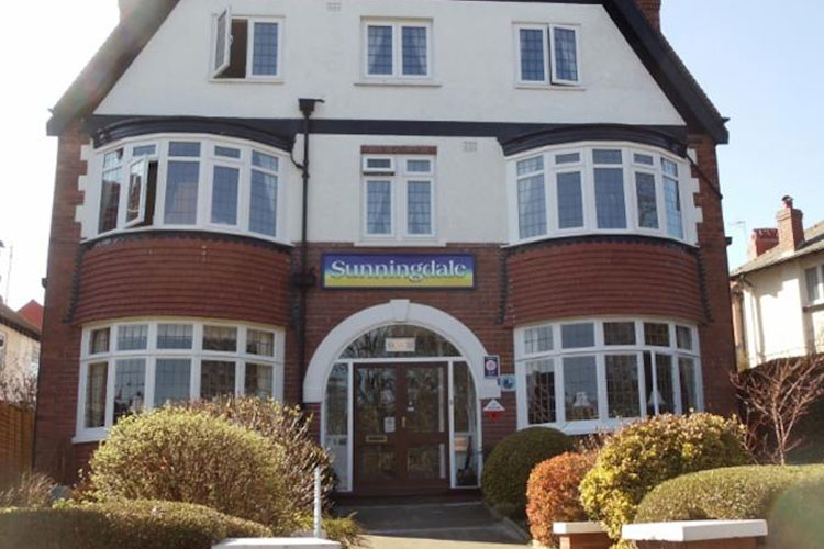 Sunningdale Guest House - Image 1 - UK Tourism Online